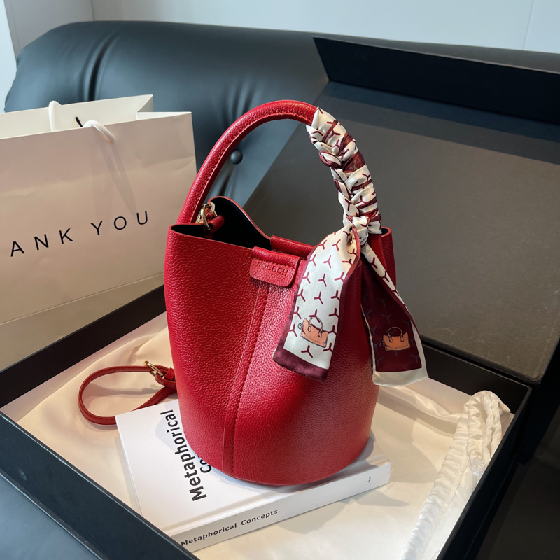 Luxury Bags In Sale - Rote PU-Eimer-Schulter- und Umhängetaschen, schwarzer Sinn